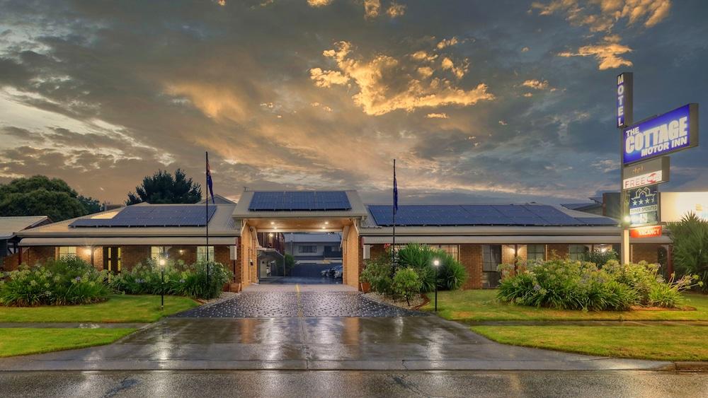 Cottage Motor Inn