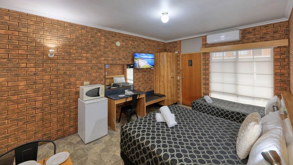 Cottage Motor Inn