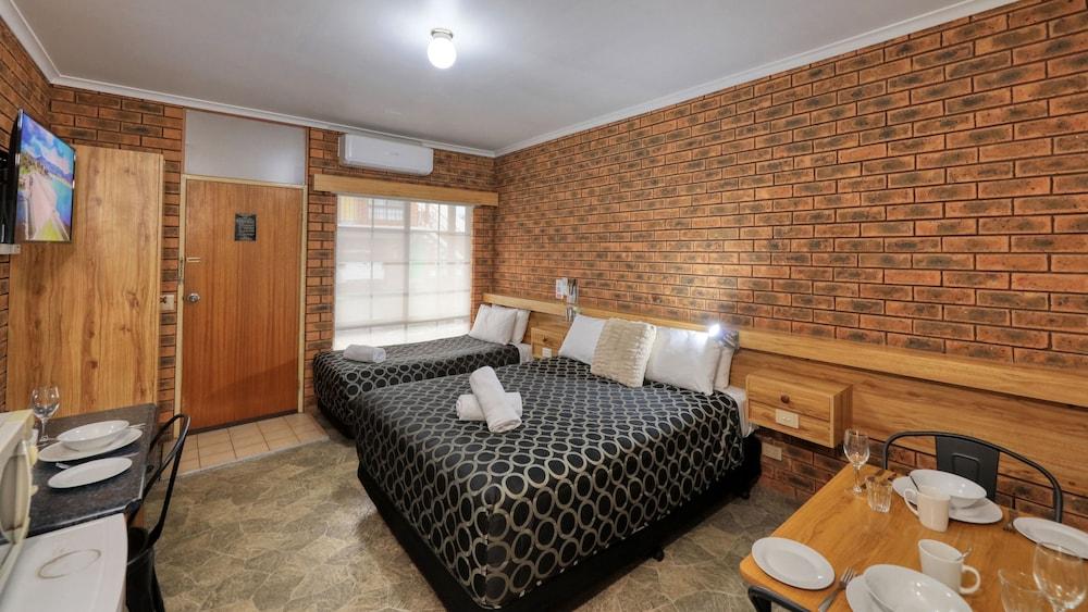 Cottage Motor Inn