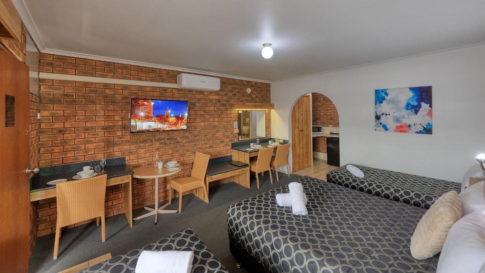 Cottage Motor Inn