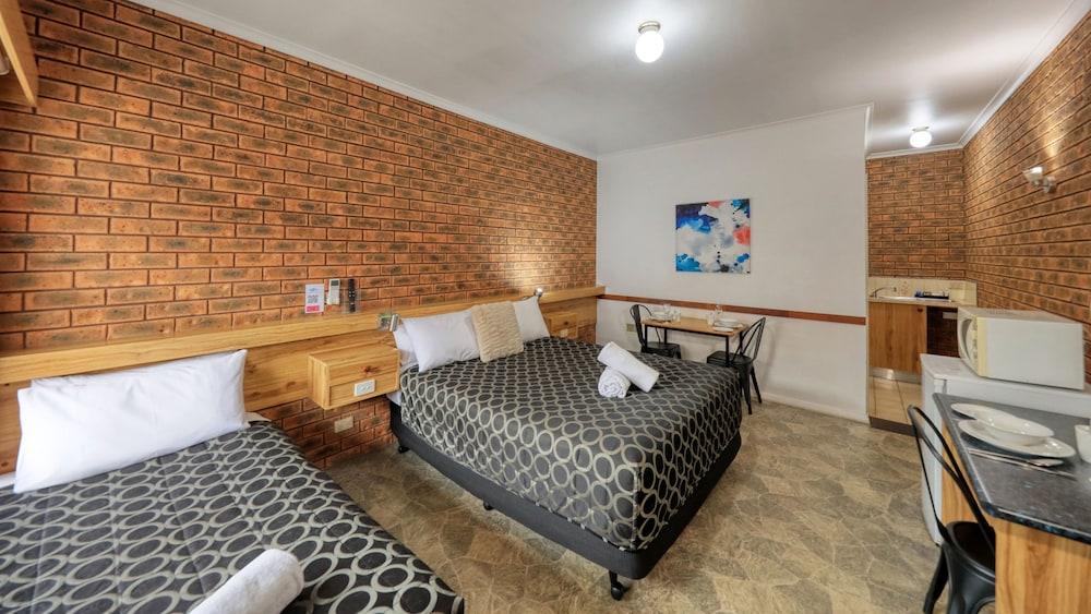 Cottage Motor Inn