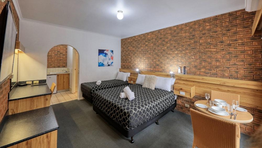 Cottage Motor Inn