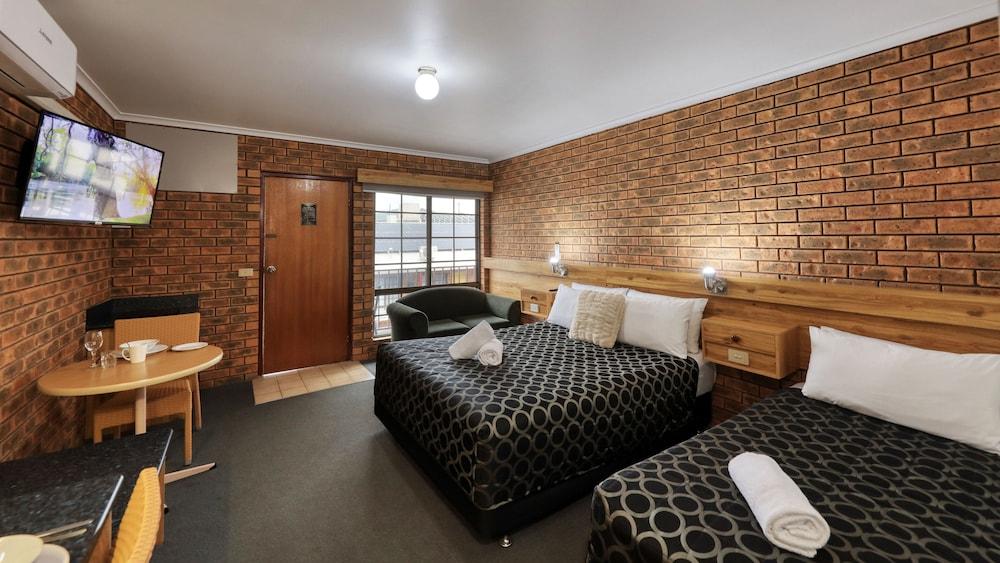Cottage Motor Inn
