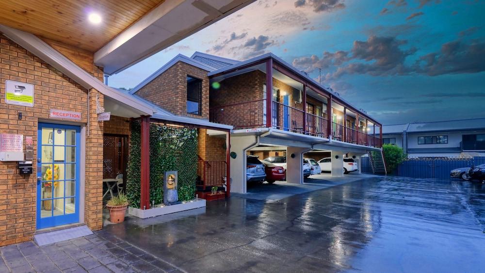 Cottage Motor Inn