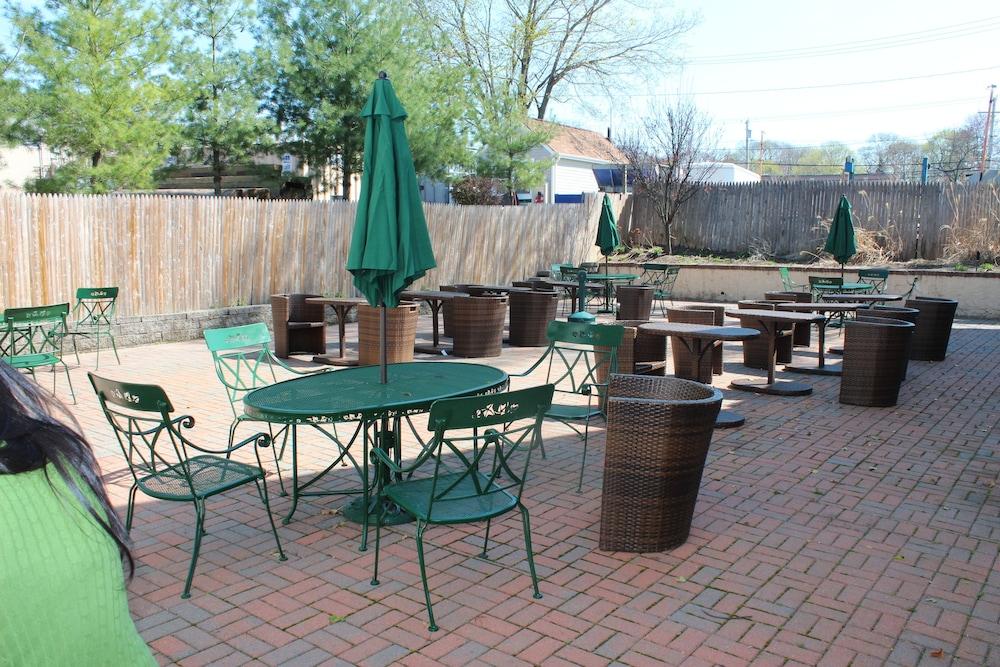 East Norwich Inn