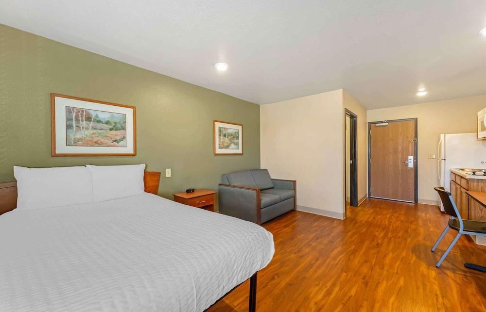 WoodSpring Suites Cleveland Mentor