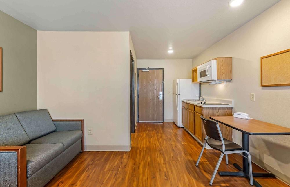 WoodSpring Suites Cleveland Mentor