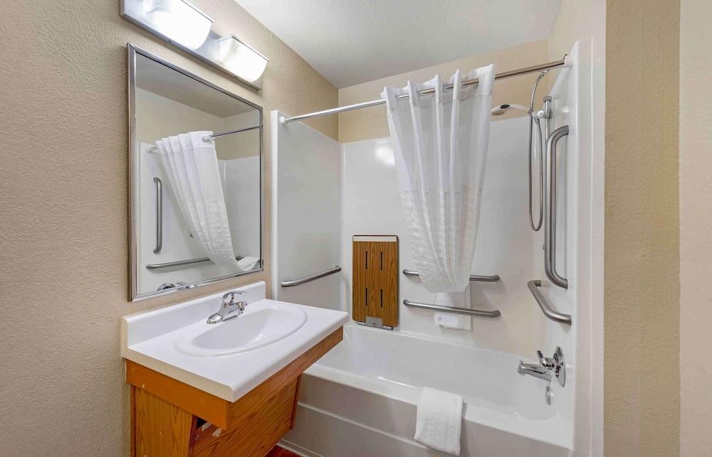 WoodSpring Suites Cleveland Mentor