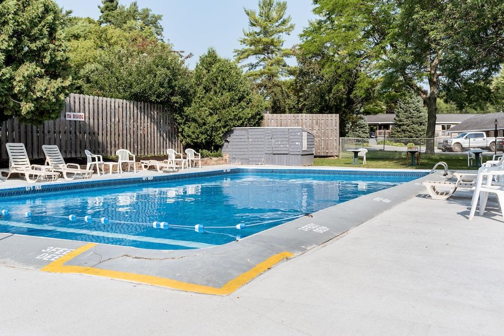 Capt.'s Inn & Suites