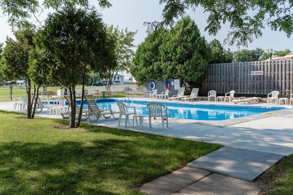 Capt.'s Inn & Suites
