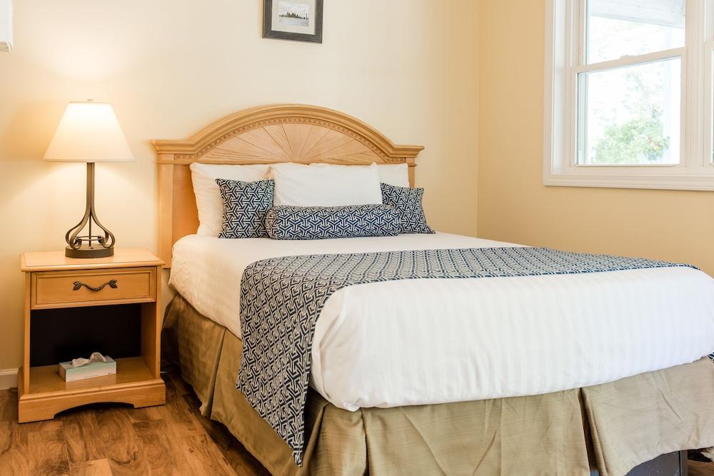 Capt.'s Inn & Suites