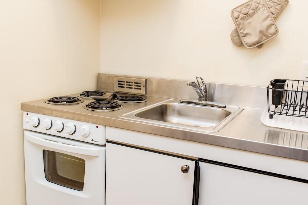 Capt.'s Inn & Suites