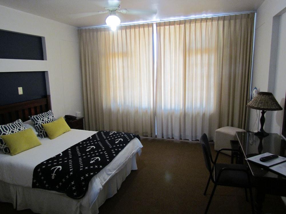 Hoedjiesbaai Hotel