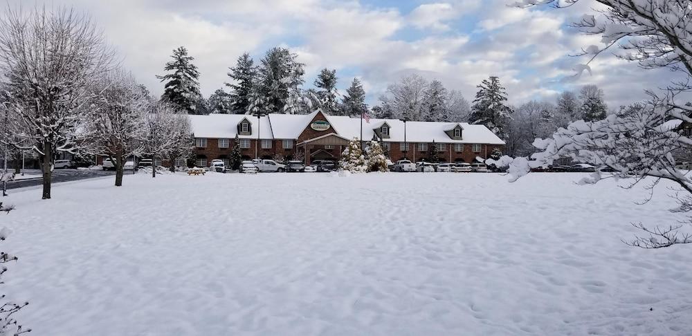 Mountain Inn and Suites Flat Rock