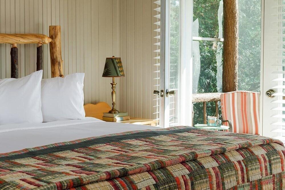 Friends Lake Inn