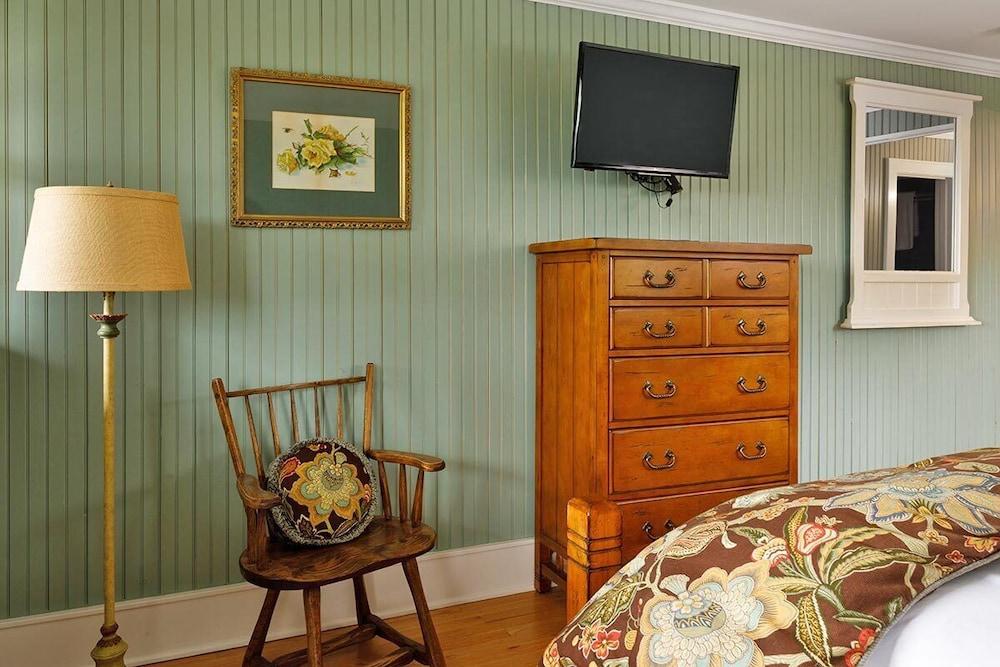 Friends Lake Inn