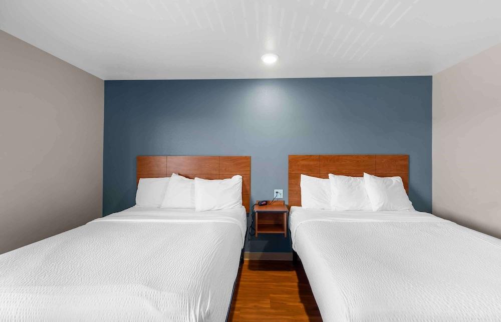 Woodsprings Suites Aurora East