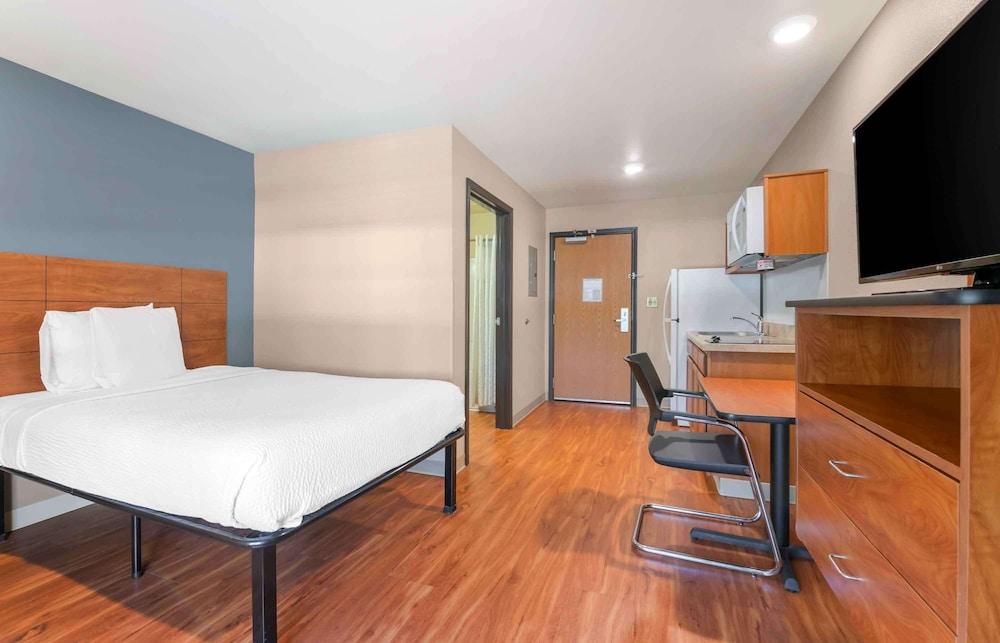 Woodsprings Suites Aurora East
