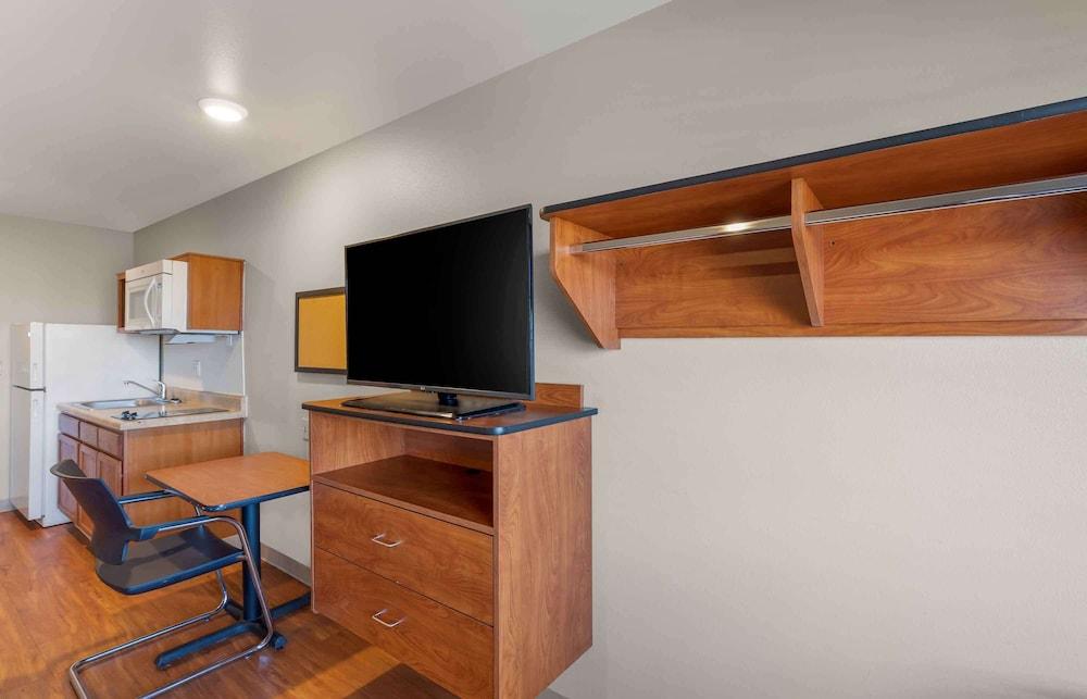 Woodsprings Suites Aurora East