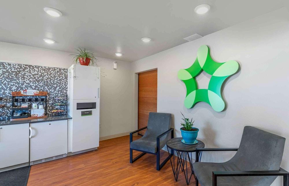 Woodsprings Suites Aurora East