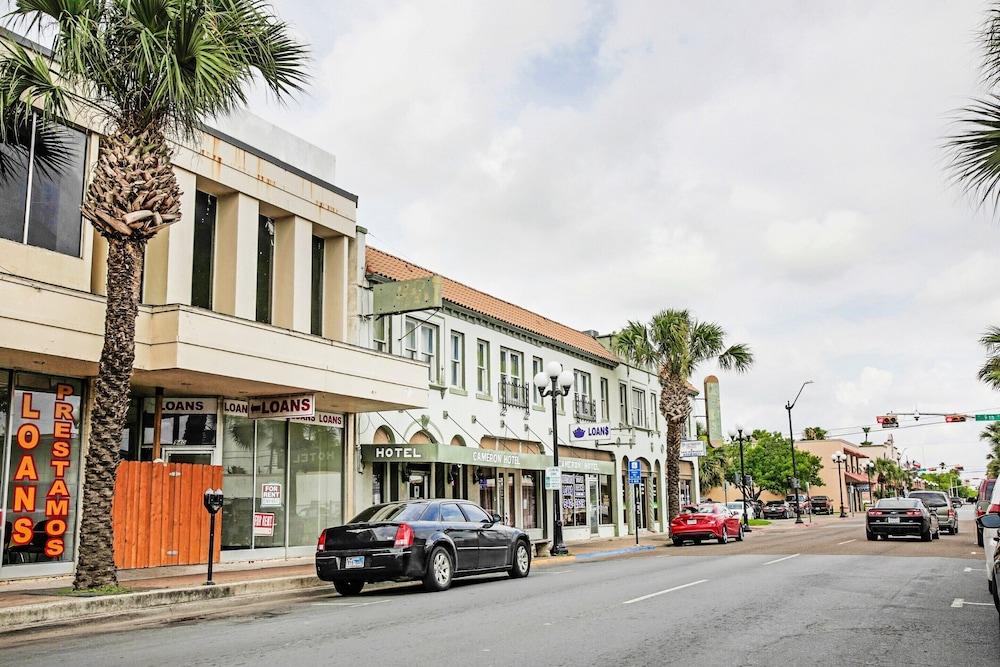 OYO Cameron Historic Hotel Brownsville I-69E