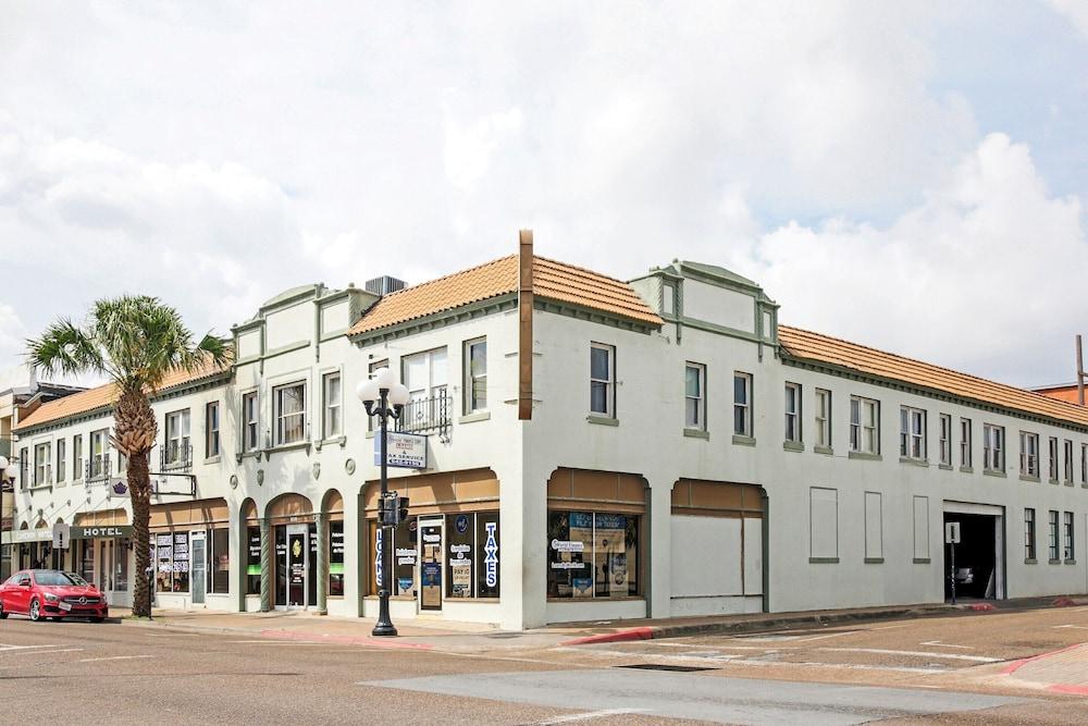 OYO Cameron Historic Hotel Brownsville I-69E