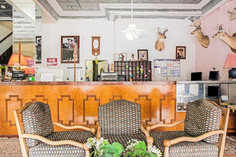 OYO Cameron Historic Hotel Brownsville I-69E