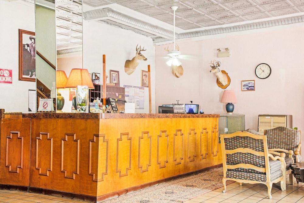 OYO Cameron Historic Hotel Brownsville I-69E