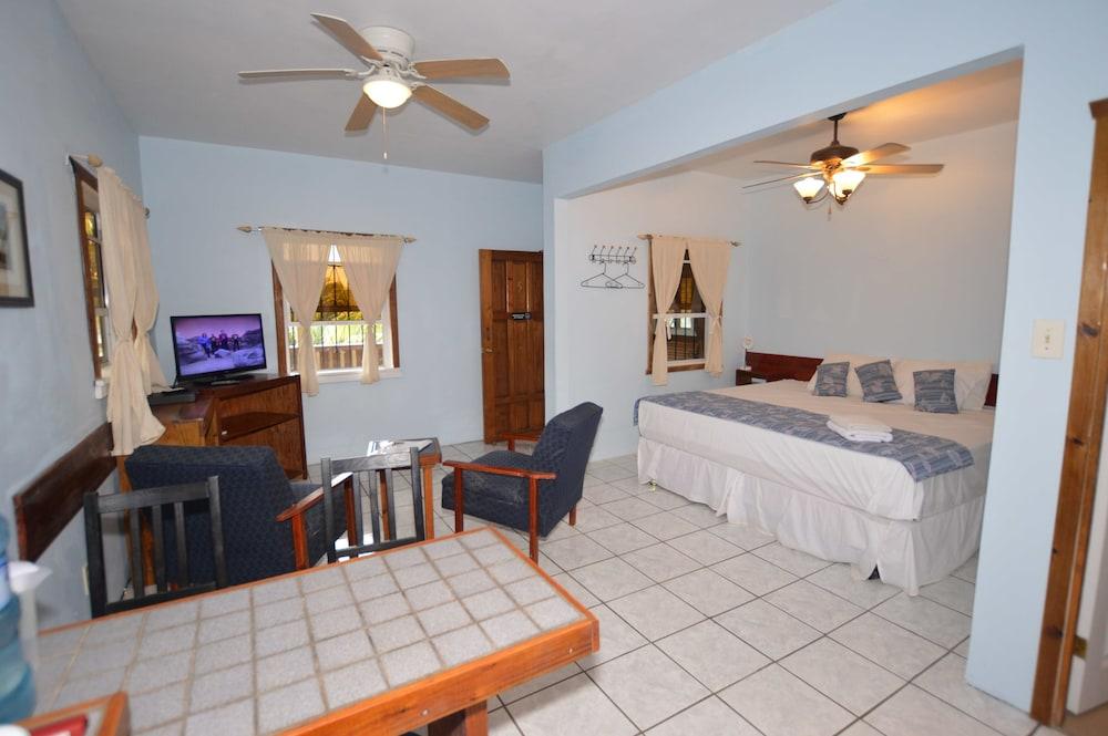 Mariposa Lodge