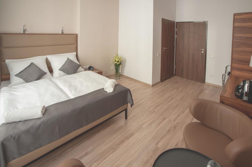 G12 Aparthotel