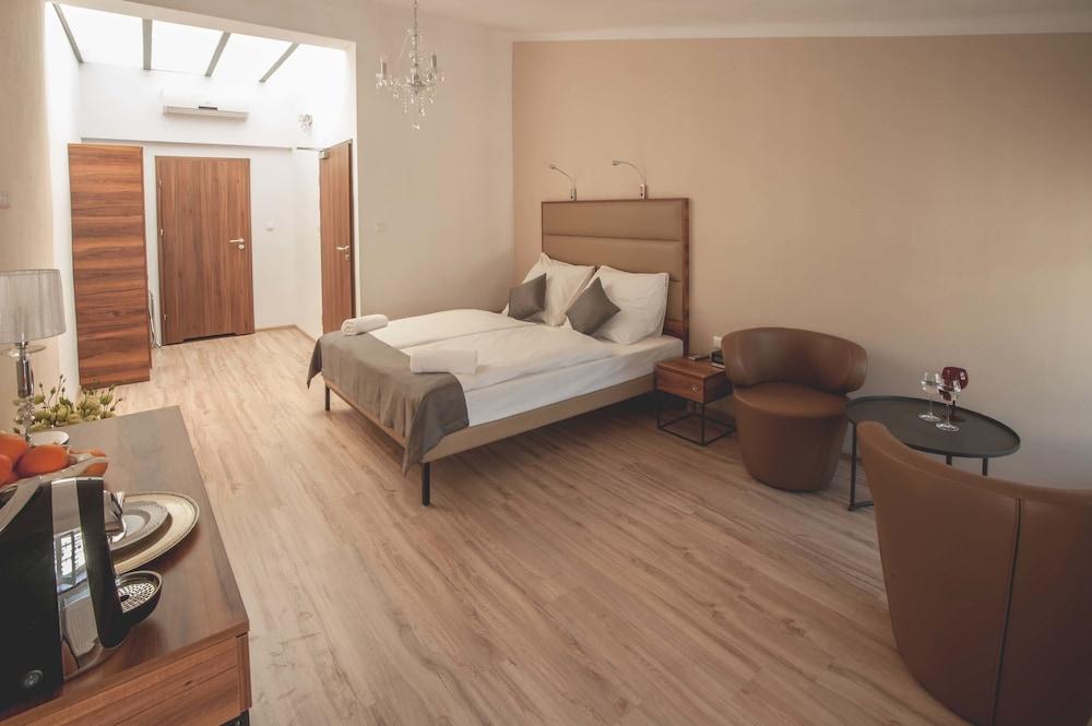 G12 Aparthotel