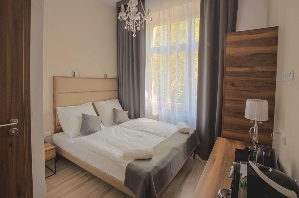 G12 Aparthotel