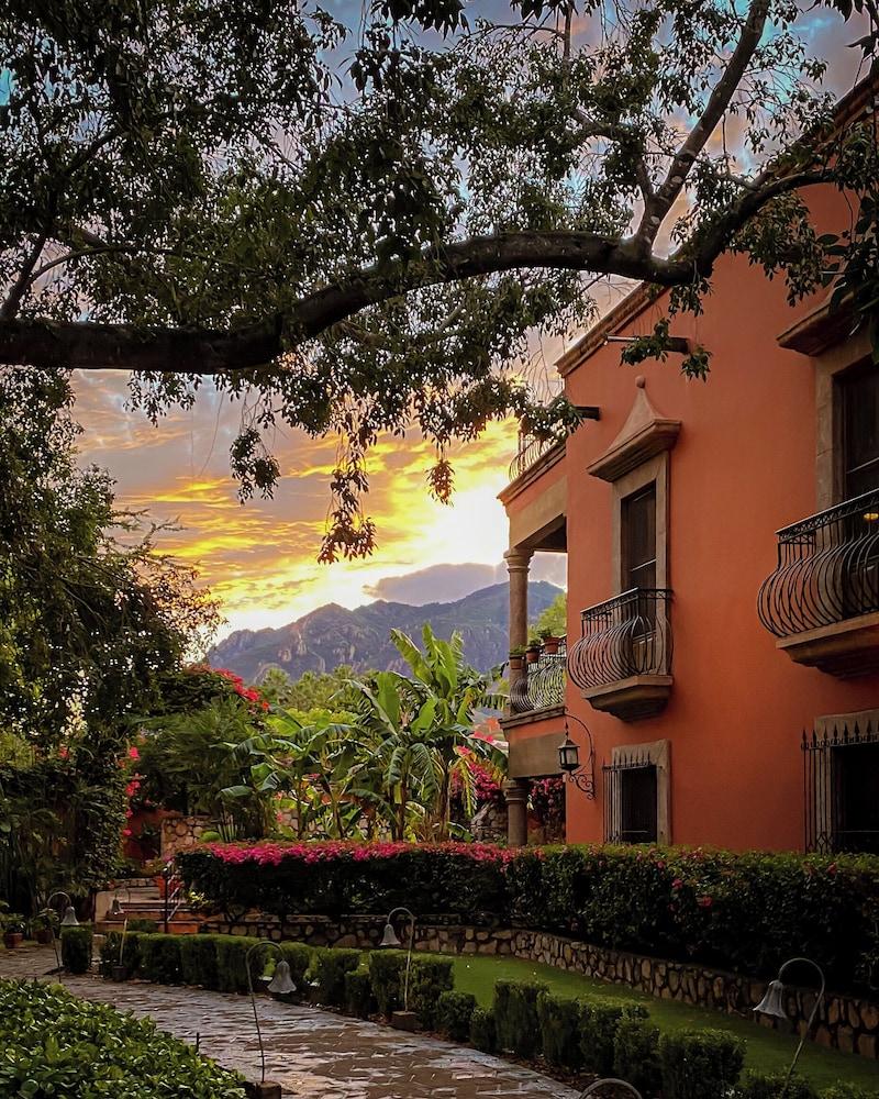 Hacienda de los Santos Resort