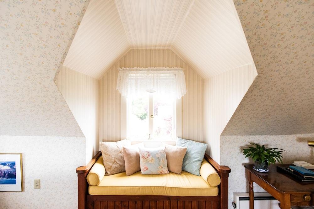 Headlands Inn B&B