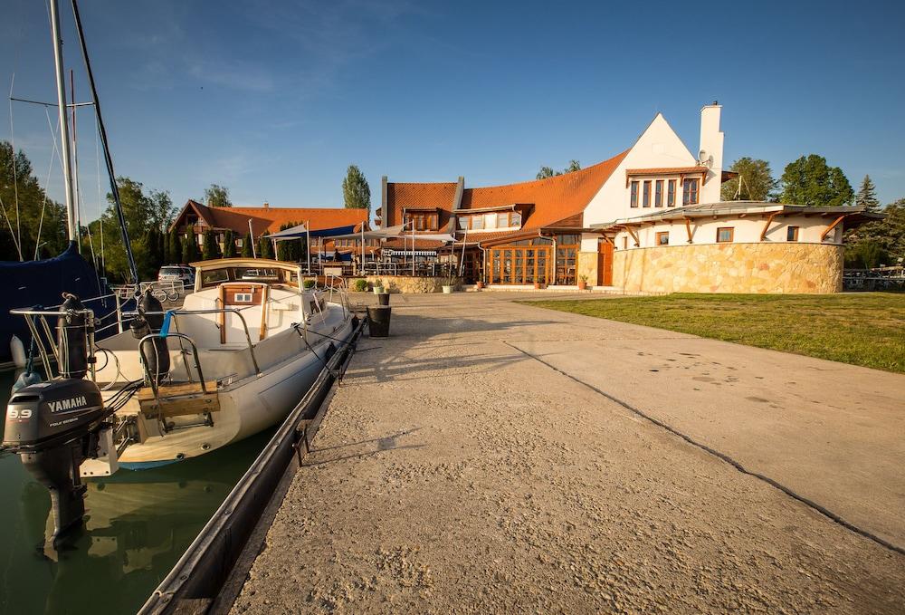 Balatonfoi Yacht Club Hotel