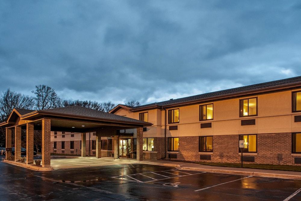 Econo Lodge Inn & Suites