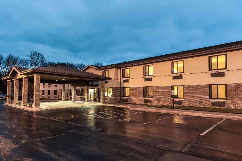 Econo Lodge Inn & Suites