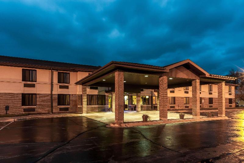 Econo Lodge Inn & Suites
