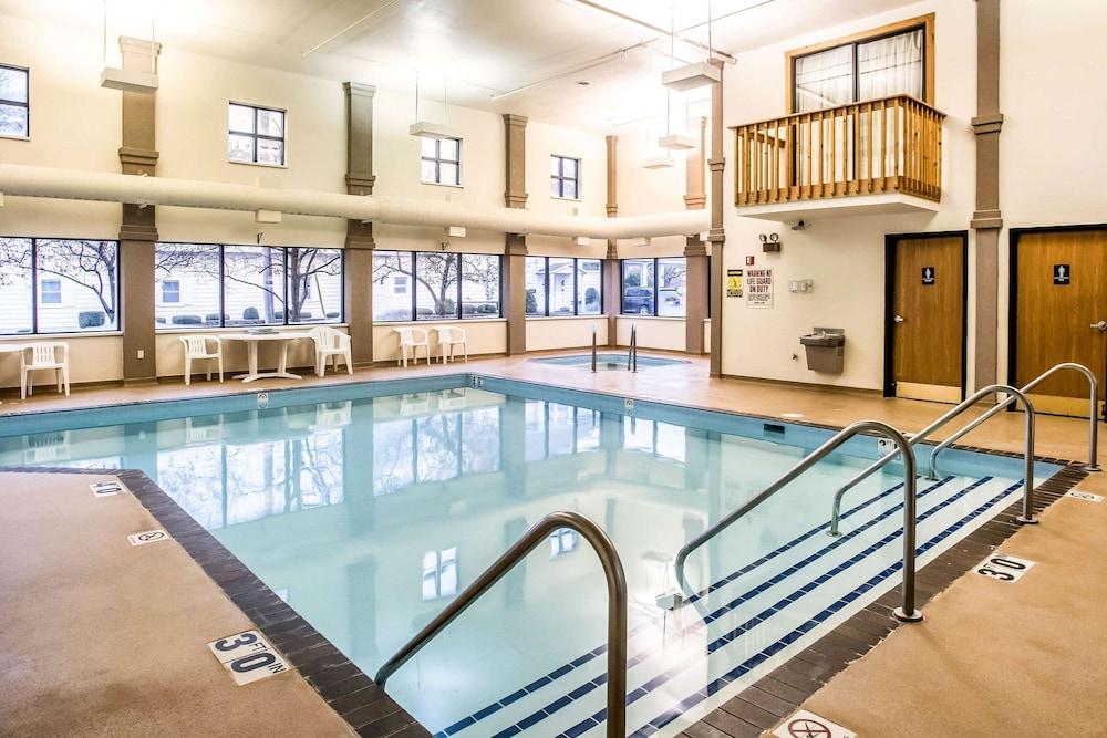 Econo Lodge Inn & Suites