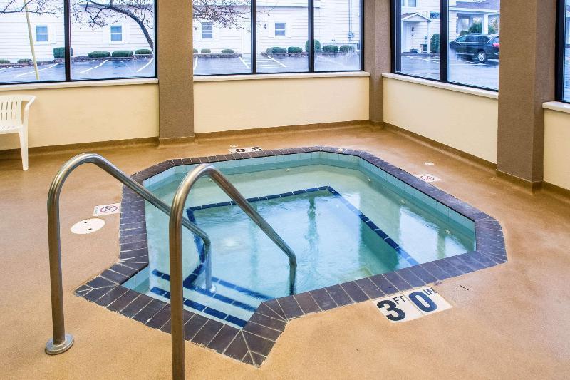 Econo Lodge Inn & Suites