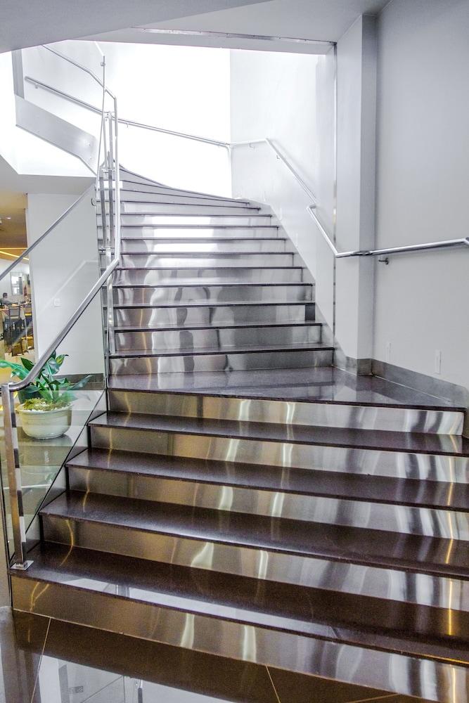 Fratele Business Hotel