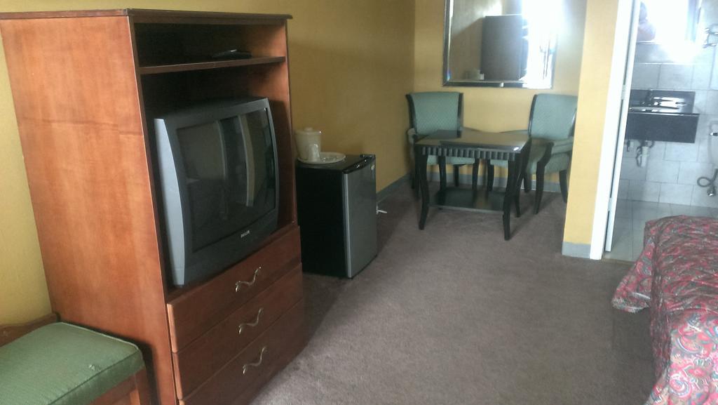 Naugatuck Motor Lodge
