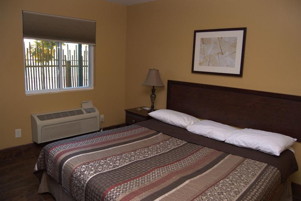 Commodore Resort Hotel