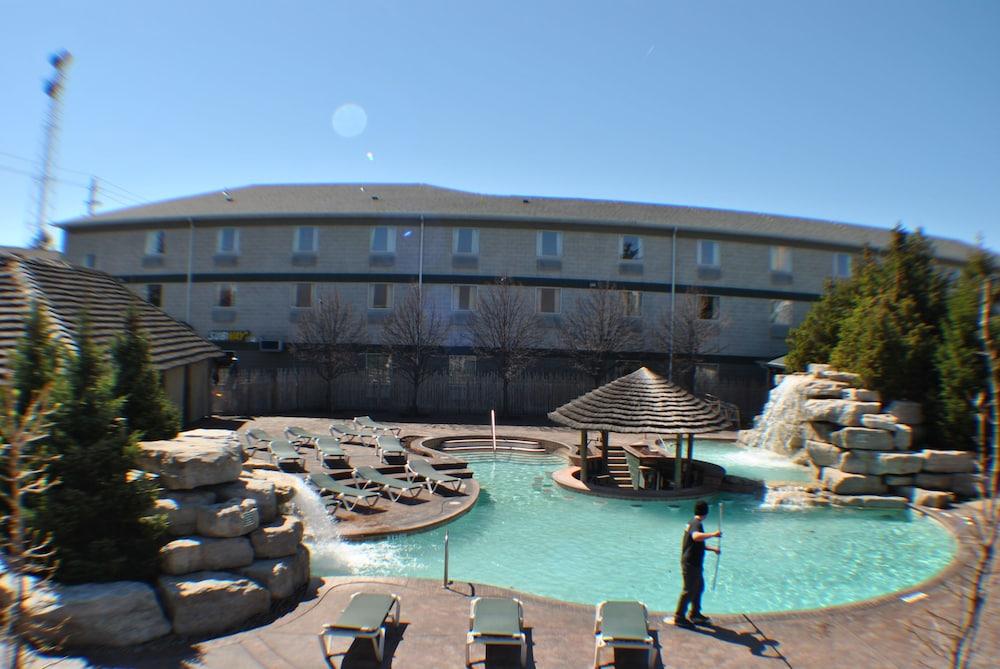 Commodore Resort Hotel