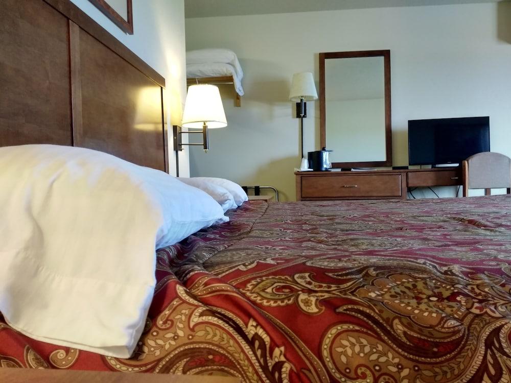 GrandStay Madelia