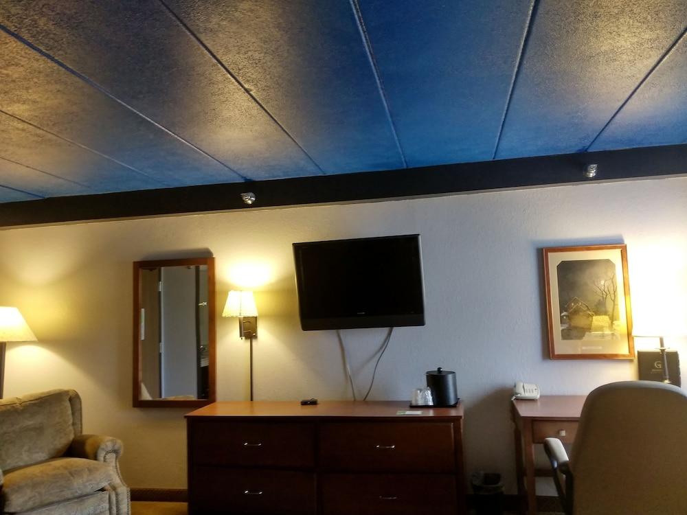 GrandStay Madelia