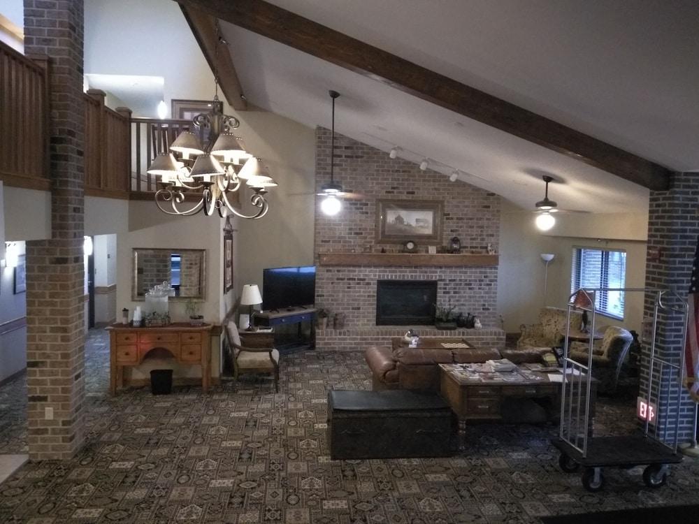 GrandStay Madelia