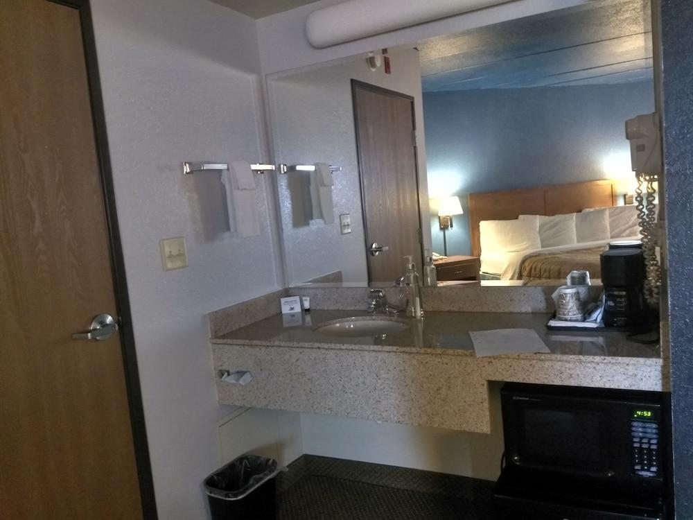 GrandStay Madelia