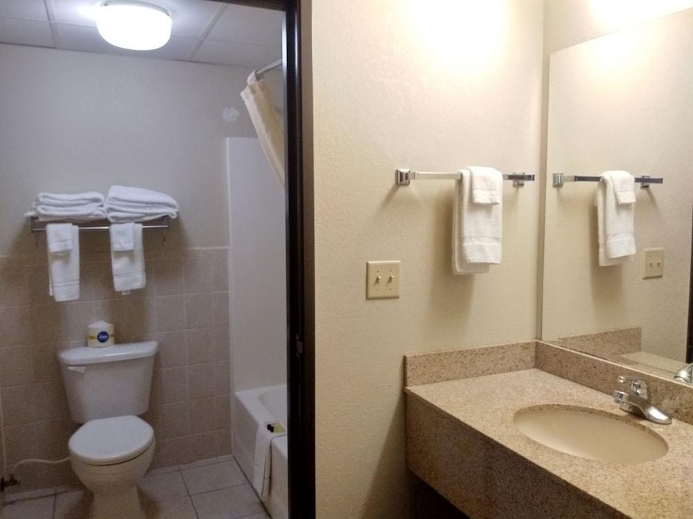 GrandStay Madelia
