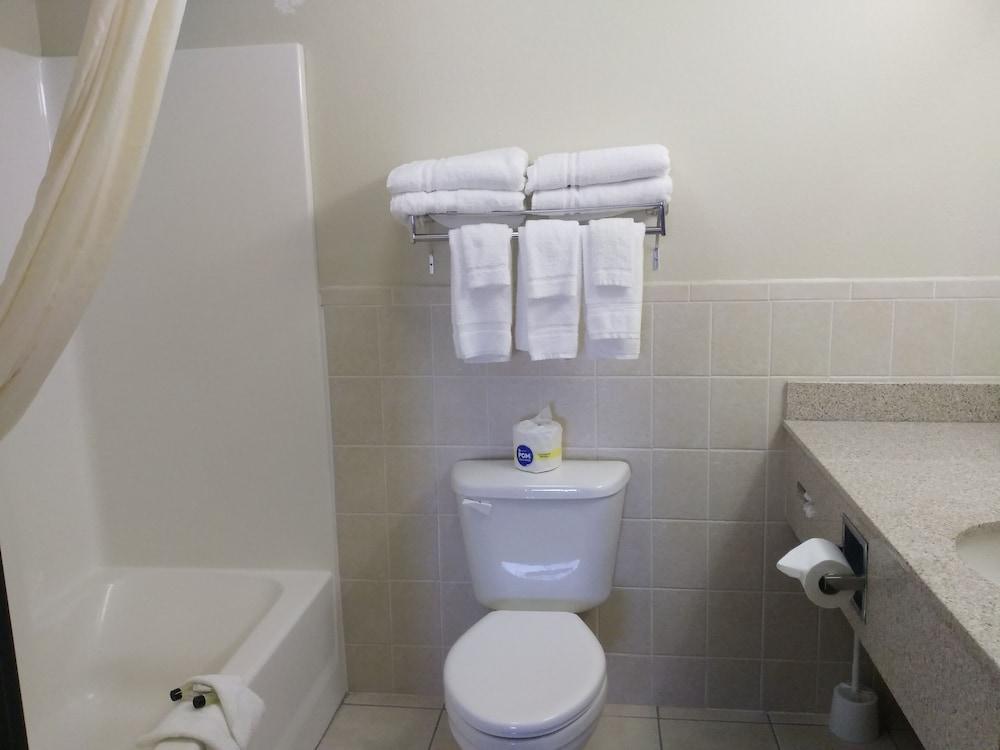 GrandStay Madelia